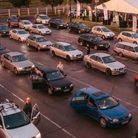 Foto: Tehniskās apskates nakts Rīgā pulcējusi automobiļu rekordskaitu
