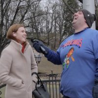 Video: Ņujorkas 'Knicks' blogeris Rīgā meklē Porziņģa fanus (1. daļa)