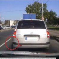ВИДЕО: Рижанин наказал водителя за выброшенный из окна мусор