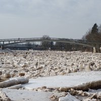 Iespaidīgi kadri: Ogres upē iet ledus