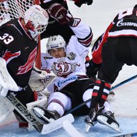 Video un statistika: Rīgas 'Dinamo' Ozoliņa vadībā KHL 10. sezonu sāk ar neveiksmi Omskā