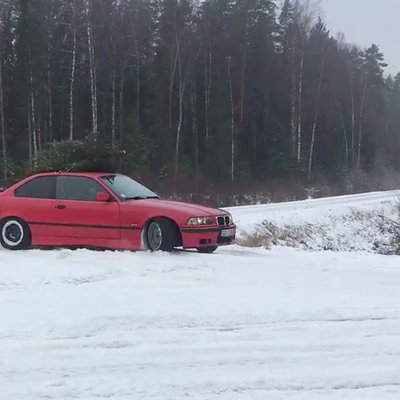 Video: Skaņkalnē BMW ar eglīti uz jumta driftē pa mežu