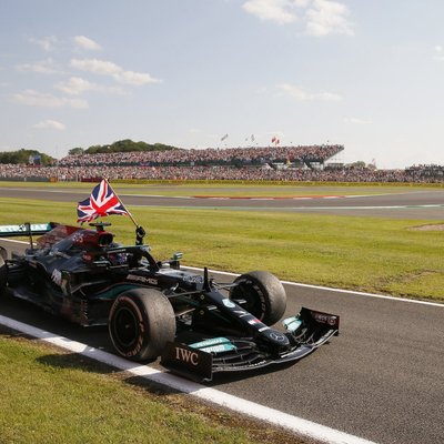 Hamiltons pēc sadursmes ar Verstapenu uzvar Lielbritānijas 'Grand Prix'