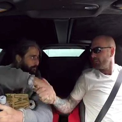 Video: 'Lamborghini' autovadītājs bezpajumtniekam uzsauc maltīti un viesnīcu