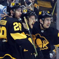 Pitsburgas 'Penguins' noslēgusi divu gadu līgumu ar Bļugeru