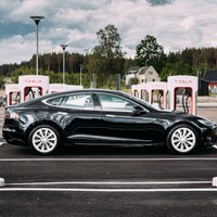 Trešdaļa 'Tesla' elektromobiļu īpašnieku atgriežas pie benzīna auto