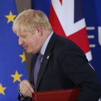 Džonsons paraksta 'Brexit' vienošanos