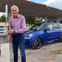 Video: Inženieris Andris Dambis izmēģina elektrisko 'BMW iX1'