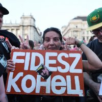 Foto: Budapeštā tūkstošiem cilvēku protestē pret Orbānu