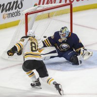 Girgensona Bufalo 'Sabres' NHL sezonu iesāk ar 'sauso' zaudējumu Bostonas 'Bruins'