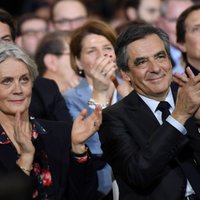 Laikraksts: Francijas ekspremjera sarūpētajos darbos sieva un bērni saņēmuši miljonu eiro