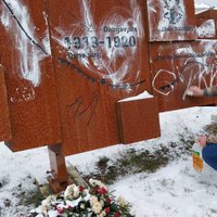Foto: Vandaļi Daugavpilī apķēpājuši Polijas karavīru kapu piemiņas vietu