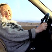 Video: 90 gadīga večiņa pirmo reizi mūžā brauc ar auto