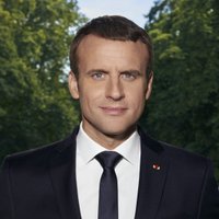 Soctīklos jokdari 'uzlabo' Francijas prezidenta oficiālo foto