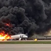 Video: Šeremetjevas lidostā Maskavā nosēžas degoša lidmašīna; 13 bojāgājušie (plkst. 00.09)