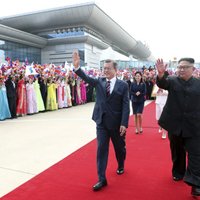 Foto: Phenjanā krāšņi sagaida Dienvidkorejas prezidentu