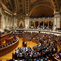 Portugālē kreisā opozīcija gāž mazākuma valdību