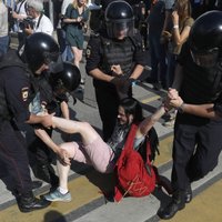 Krievijas varasiestādes sāk tiesvedību pret Maskavā aizturētajiem protestētājiem