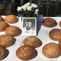 День солидарности безработных. Бард Каспар Димитерс отметил 60-летие хлебом с водой
