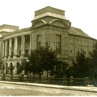 Klajā nācis vēsturnieka Hausmaņa pētījums par Jelgavas teātri