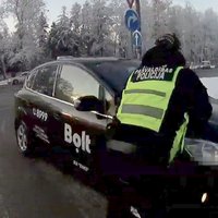 Video: Rīgā taksometra vadītājs aizķer policistu un pamet notikuma vietu