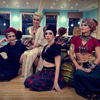Dejojošā psiholoģe Omra Latvijas sievietēm ved rituālās dejas no visas pasaules