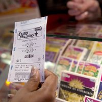 Спасший жизнь полицейскому британец выиграл миллион фунтов в лотерее