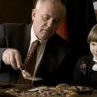Pēc Gorbačova nāves atkal uzmirdz 'Pizza Hut' reklāma no deviņdesmitajiem