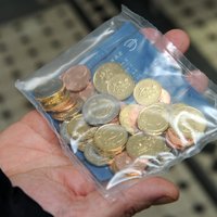 Латвийцы раскупили почти все стартовые комплекты евро