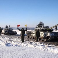 Krievijas spēkus pie Ukrainas lēš 150 000 vīru lielus; krievi parāda aizbraucošus tankus