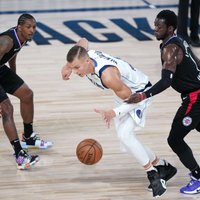 Porziņģis gūst 23 punktus un sekmē 'Mavericks' pārliecinošu pirmo uzvaru NBA 'play-off'