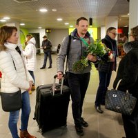 ФОТО: Скелетонисты вернулись в Латвию, но без Мартина Дукурса