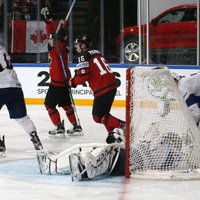 Kanādas izlase ar kuriozu 'golu' izglābjas no zaudētiem punktiem pret Franciju