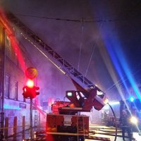 No degošas ēkas Rīgā izglābj un evakuē 27 cilvēkus