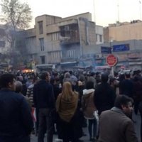 Irāna bloķē internetu mobilajos telefonos, turpinoties protestiem