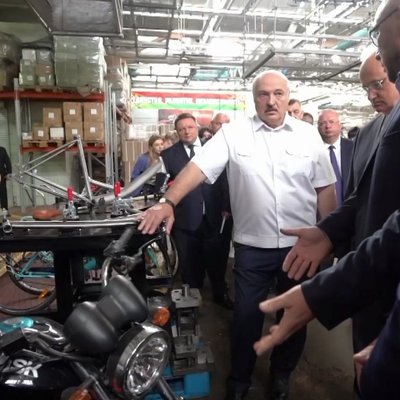 Video: Lukašenko strostē rūpniekus par ķīniešu detaļām 'Minsk' motociklos