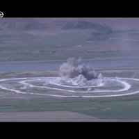 Video: Čenuns skatās bombardēšanas paraugdemonstrējumus
