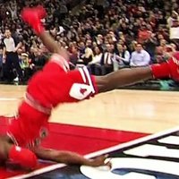 Video: Basketbolists NBA spēlē pēc bumbas trieciena grozā piezemējas uz sejas