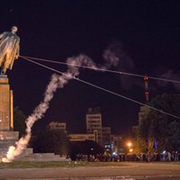ФОТО: на Украине снесли половину памятников Ленину