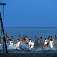 Foto: Iespaidīgā dejas izrāde jūras krastā – 'No zobena saule lēca' Vecāķos