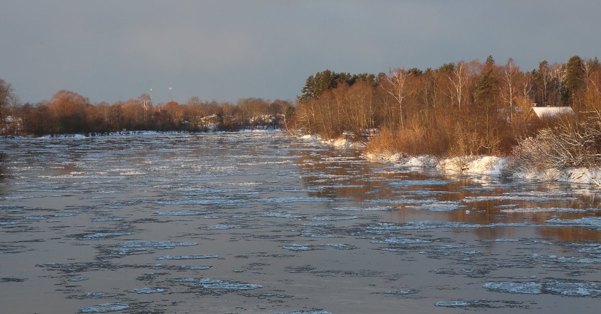 Дождь на реке.