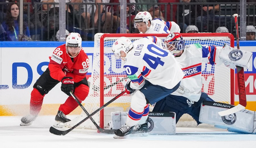 I Riga står sveitsiske hockeyspillere imot Norges kontring og vinner nok en «tørr» seier