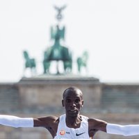 Ar jaunu pasaules rekordu Berlīnes maratonā uzvar kenijietis Kipčoge