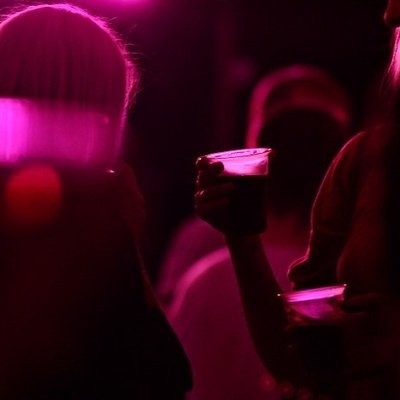 'Tallinas kvartāla' apmeklētāji kādai sievietei sazāļojuši dzērienu, vēsta TV3