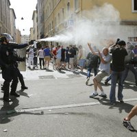 EURO 2016 - cietumsods par pudeles un plastmasas glāzes mešanu policistiem