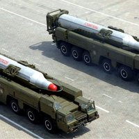 Ziemeļkorejas raķetes paceltas šaušanas pozīcijā