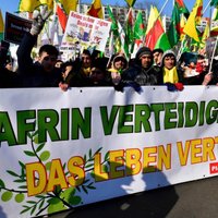 Foto: Berlīnē vairāki tūkstoši protestē pret Turcijas operāciju Sīrijā