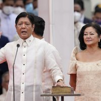 Par Filipīnu prezidentu inaugurēts bijušā diktatora dēls Markoss juniors