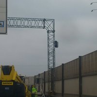 ФОТО: На Южном мосту в Риге установили стационарный фоторадар