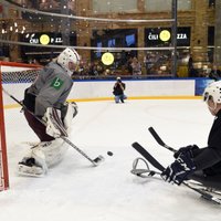 Foto: Emocionāls brīdis - Latvijas hokejisti uz ledus kopā ar parahokejistiem
